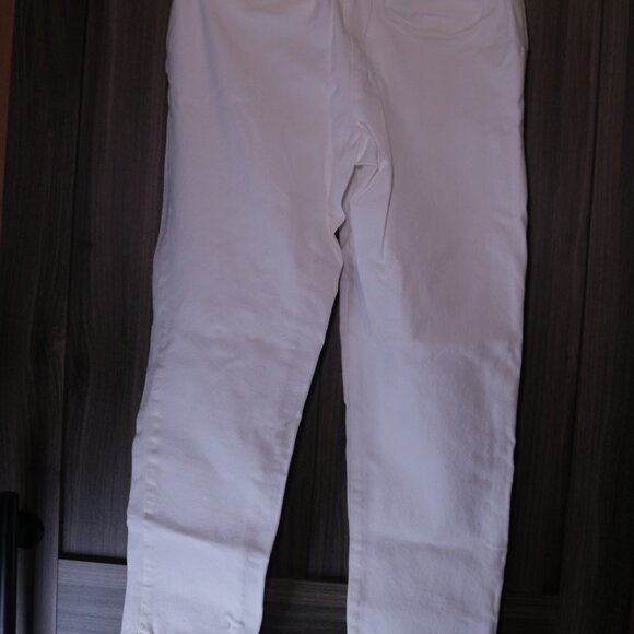 Chicos Size 0 white rolled cuff capris with back pockets and side zip - Picture 3 of 9